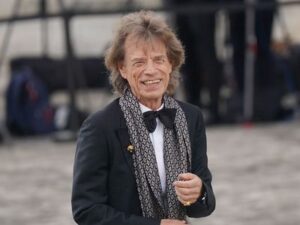 🎸🎸 “We will rise again!” Sheryl Crow, 63, said as she hugged Mick Jagger, 81, before they duetted on Old Habits Die Hard, which won the Golden Globe for “Best Original Song.” Their voices, filled with emotion and history, were joined by a gospel choir in front of 50,000 candlelit supporters. “This is where we stand!” Mick declared, as #MickJaggerSherylCrow went viral on X.  Full story below👇👇👇