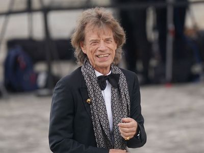 🎸🎸 “We will rise again!” Sheryl Crow, 63, said as she hugged Mick Jagger, 81, before they duetted on Old Habits Die Hard, which won the Golden Globe for “Best Original Song.” Their voices, filled with emotion and history, were joined by a gospel choir in front of 50,000 candlelit supporters. “This is where we stand!” Mick declared, as #MickJaggerSherylCrow went viral on X.  Full story below👇👇👇