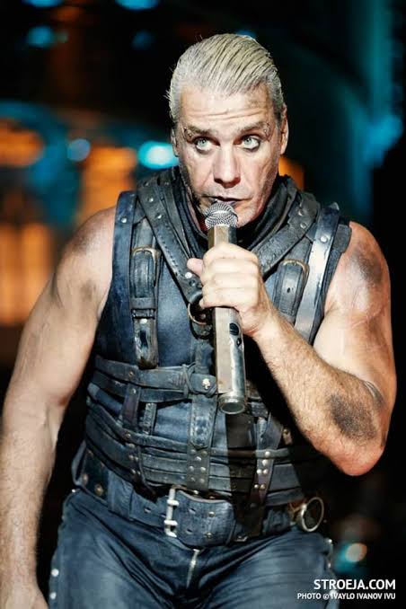 🔴Billionaire Elon Musk sent Rock music superstar Till Lindemann an ultimatum, inviting him to perform five songs at a mega mega event to promote the latest Tesla model with a ten-figure offer. But in return, Tell Lindemann gave him jυst five short words iп response.. Full story below👇