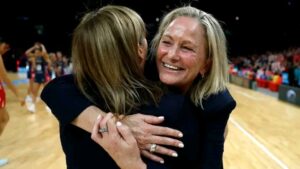 The Melbourne Vixens have bid an emotional and unforgettable farewell to their long-serving coach, Simone McKinnis, in a ceremony that captured not only her extraordinary contributions to the team but also the deep bond she has fostered with players, staff, and fans over the past decade. The occasion was marked by heartfelt tributes, surprise gifts from the players, and the presentation of a special commemorative trophy that symbolized her enduring impact on the sport of netball in Australia….